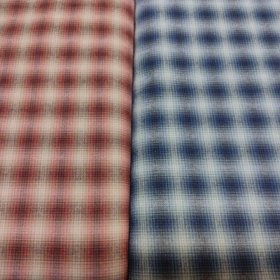 Dois tecidos xadrez em vermelho e azul lado a lado