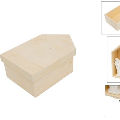 Caixa de madeira clara em forma de casa com tampa e figura interior