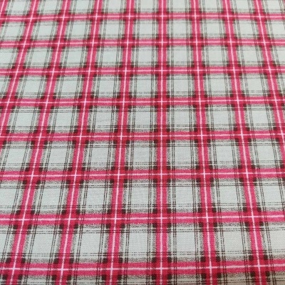 Pano xadrez vermelho, branco, cinza e preto sobre superfície plana