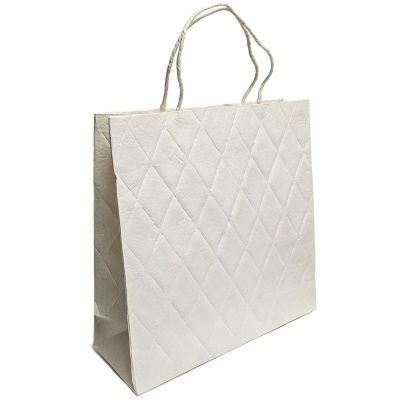 Saco de compras branco com padrão de losangos e alças de corda.
