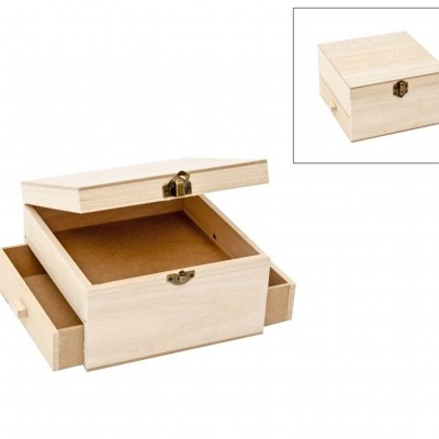 Caixa de madeira clara com tampa e gavetas, fecho metálico dourado