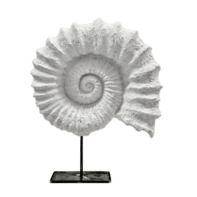 Escultura branca em forma de concha espiral sobre base preta