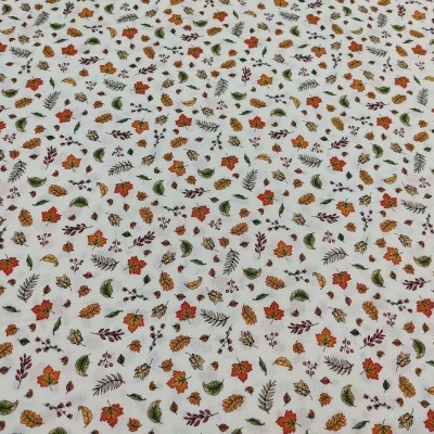 Tecido branco com padrão colorido de folhas e flores miúdas