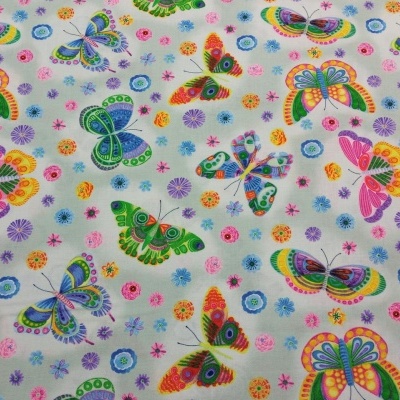 Tecido com padrão de borboletas coloridas sobre fundo branco