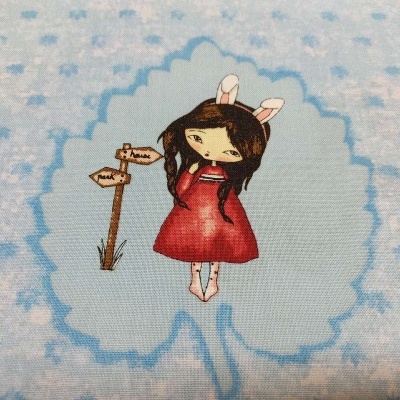 Tecido azul com desenho de menina de vestido vermelho e placa de madeira