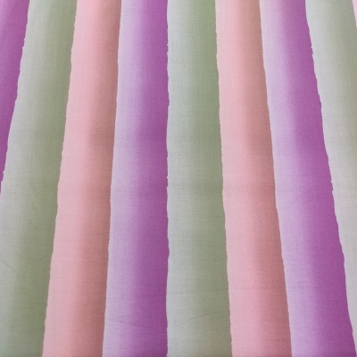 Tecido listrado com faixas verticais em lilás, rosa, verde e branco