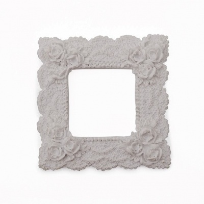 Moldura quadrada branca com flores e renda