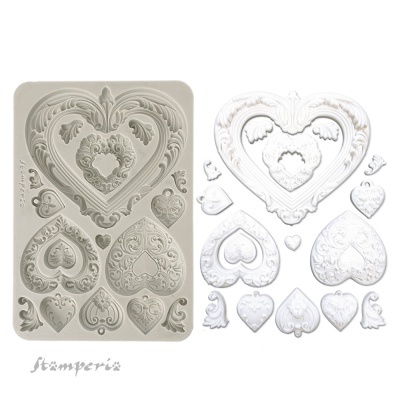 Molde silicone cinza com corações ornamentais e peças brancas texturizadas