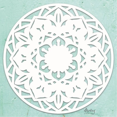 Mandala branca circular com padrão floral sobre fundo verde claro texturizado