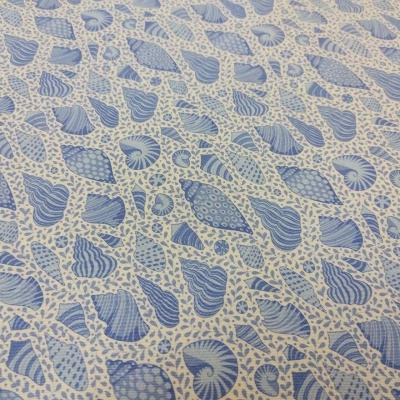 Tecido azul com padrão de conchas em fundo branco