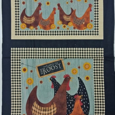 Pano de cozinha com galinhas e textos decorativos em azul, castanho e preto