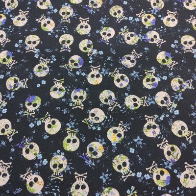 Tecido preto com padrão de caveiras e flores azuis.