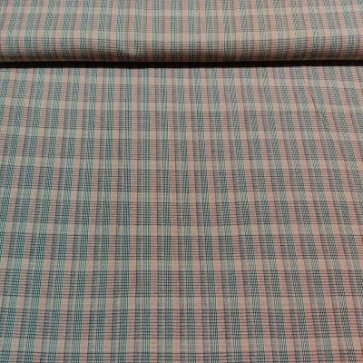 Rolo de tecido xadrez castanho, azul e bege sobre superfície branca