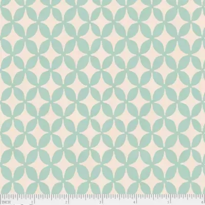 Tecido com padrão floral geométrico verde claro em fundo bege e escala em polegadas.