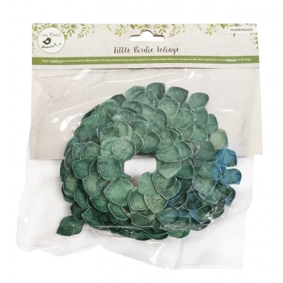 Guirlanda decorativa de folhas verdes e azuis embalada em saco plástico com etiqueta