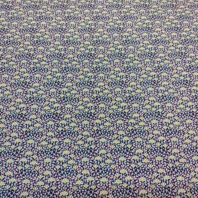 Tecido com padrão floral colorido em fundo azul escuro