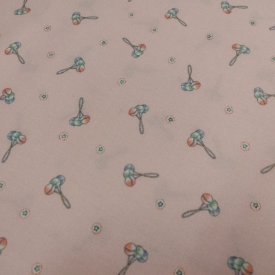 Tecido bege claro com padrão floral discreto em azul, verde e laranja