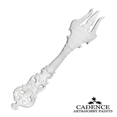 Garfo decorativo de metal branco com design ornamentado e três dentes