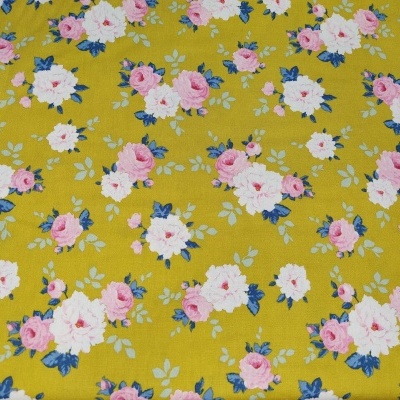 Tecido floral amarelo com flores brancas e rosas