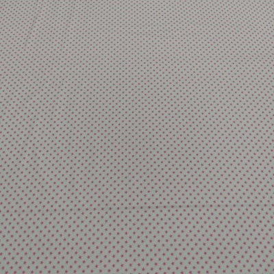 tecido branco com estrelas vermelhas pequenas e uniformes