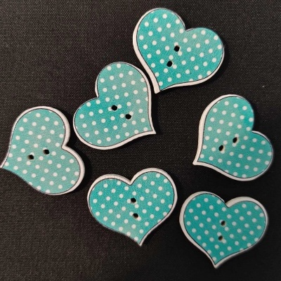 Botões de madeira em forma de coração azul com bolinhas brancas