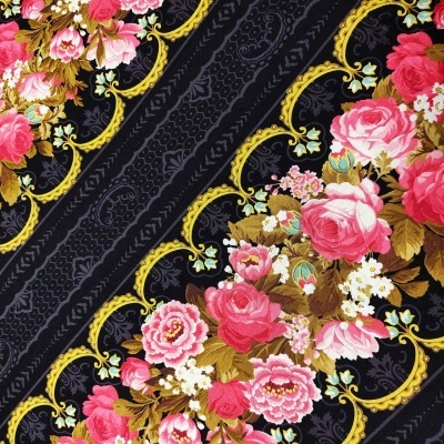 Tecido decorativo com flores rosas e ornamentos dourados sobre fundo preto