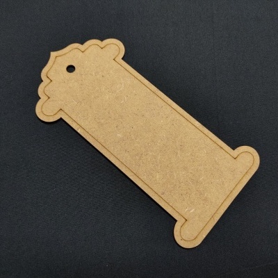 Anilha de madeira clara com formato estilizado em fundo preto