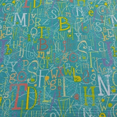 Tecido azul com letras coloridas em vários tamanhos e estilos