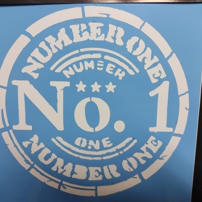Desenho circular branco com texto 'NUMBER ONE No. 1 NUMBER ONE' sobre fundo azul