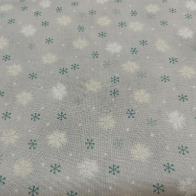 Tecido cinza claro com padrão de flocos de neve brancos e verde água