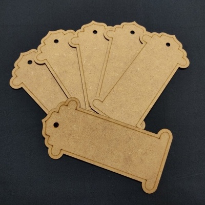 Etiquetas de madeira cortadas a laser em fundo preto