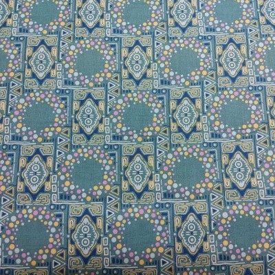 Tecido estampado padrão geométrico em tons de azul com detalhes coloridos