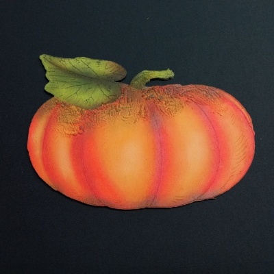 Abóbora decorativa laranja com folha verde escura