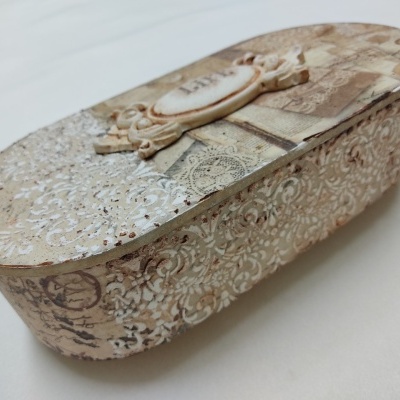 Caixa decorativa oval em madeira com padrão floral branco e bege