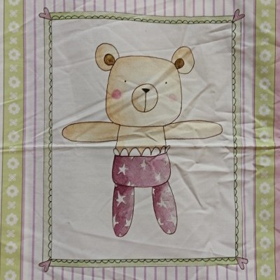 Tecido com estampa de urso e moldura verde com flores e riscas cor-de-rosa