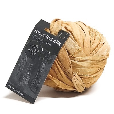 Rolo de fita de seda reciclada bege com etiqueta preta