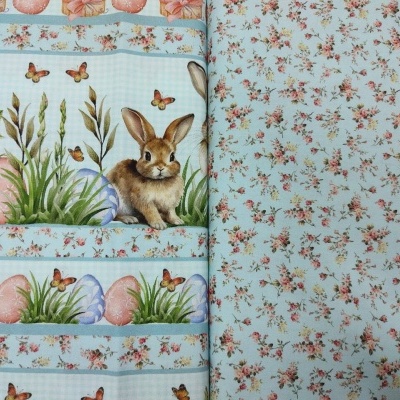 Tecido com padrão de coelho e ovos coloridos e tecido com padrão floral pequeno lado a lado.