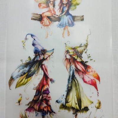 Ilustração de quatro fadas coloridas com roupas e asas detalhadas sobre fundo branco.