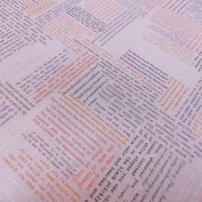 Tecido branco com padrão de texto impresso colorido em várias direções