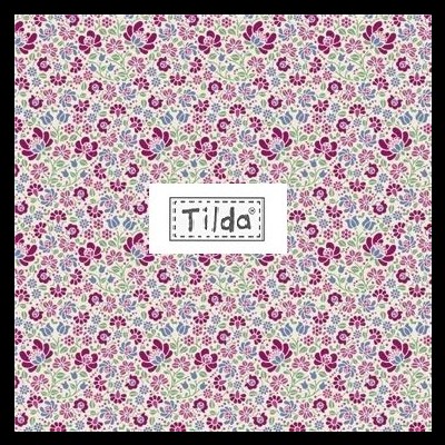 tecido floral rosa e verde com etiqueta Tilda