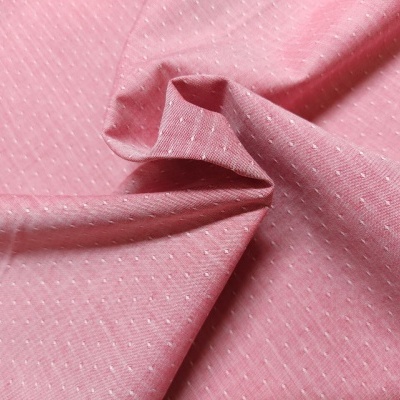 Tecido rosa com padrão de pontos brancos com textura suave