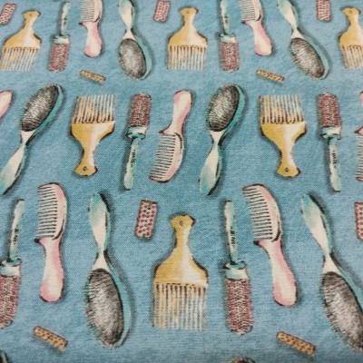Tecido azul com padrão de pentes e escovas coloridos