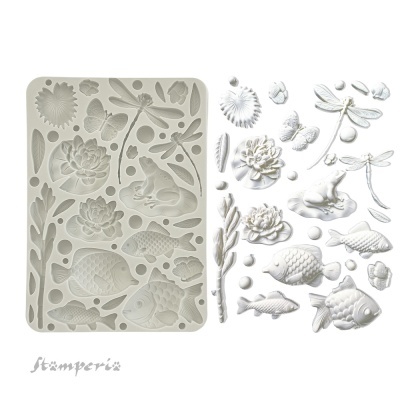 Molde de silicone com padrões de peixes, libélulas, sapos e flores mais figuras brancas produzidas.