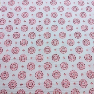 Tecido branco com padrão repetitivo de círculos vermelhos estilizados