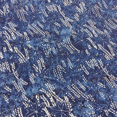 Tecido azul com padrão branco de folhas e manchas