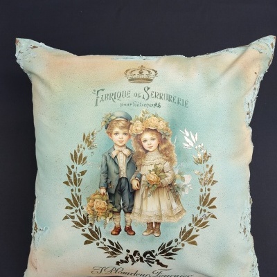 Almofada azul suave com imagem vintage de crianças e texto em francês