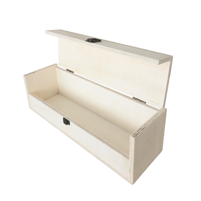 Caixa retangular aberta de madeira clara com fecho preto