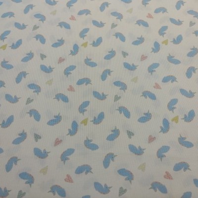 tecido branco com padrão de pássaros azuis e corações vermelhos
