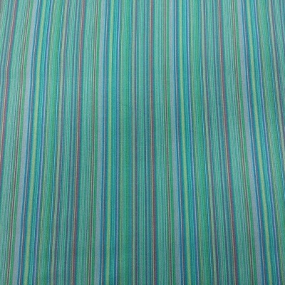 Pano de tecido com riscas verticais em múltiplas cores