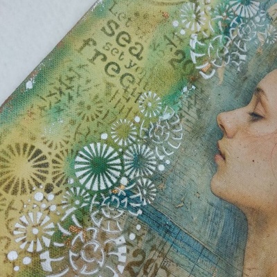 Pintura em tela com perfil de mulher e padrões circulares brancos no fundo colorido